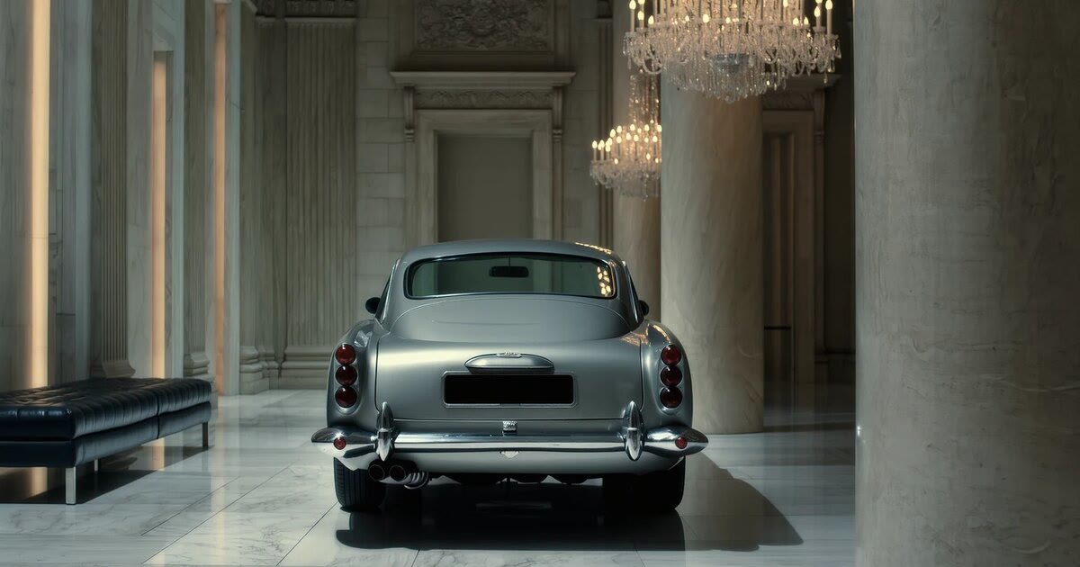 Cover: Classic Cars: Luxury, Investment, and Risks